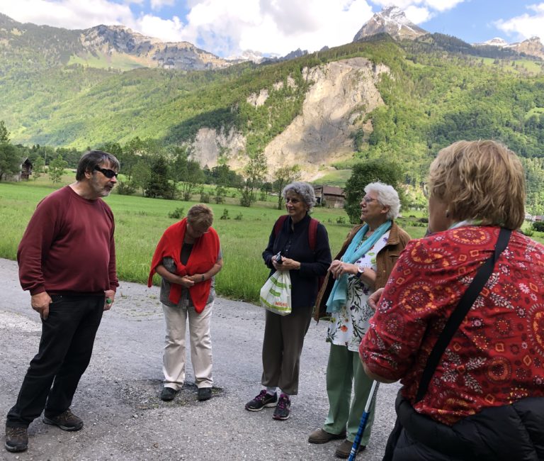 Hanspeter Itschner (links) führt seine Erzählcafé-Gruppe im Frühling auf den Bienenlehrpfad. 